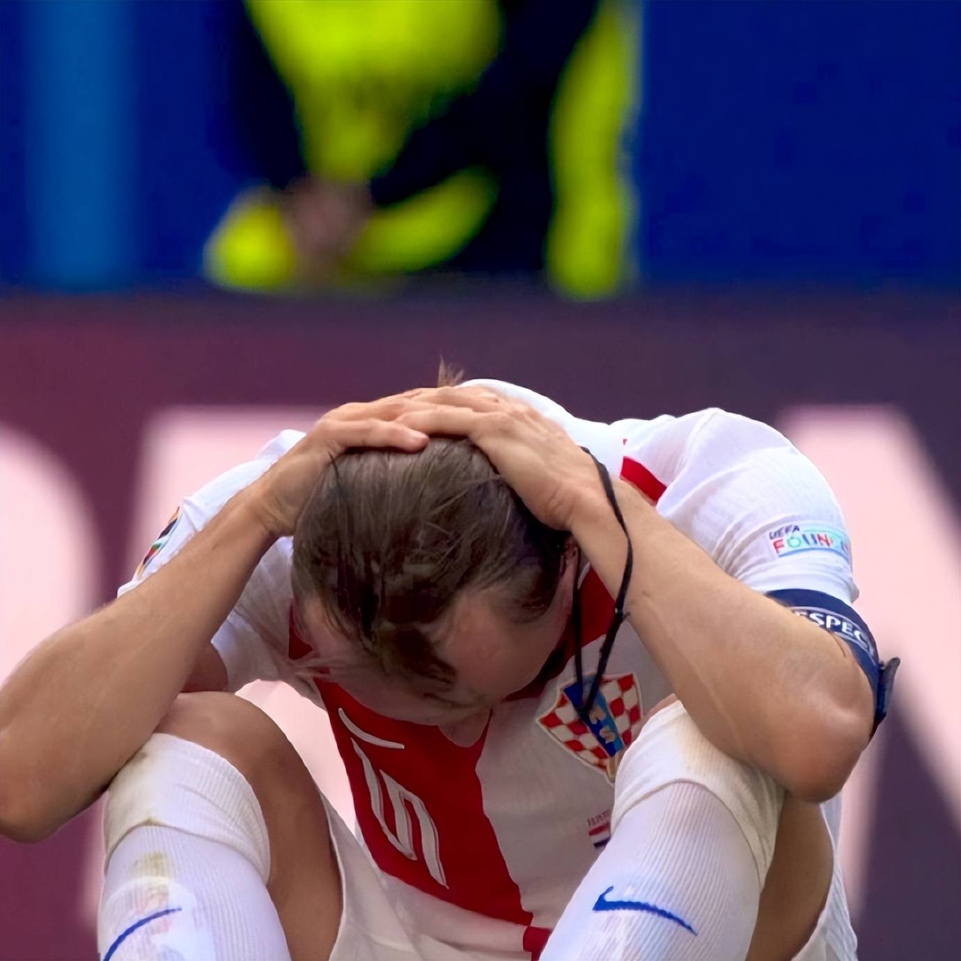 包含重磅！那不勒斯冲刺阶段绝杀压哨凯恩在瑞士队比赛中悬念迭起，波尔图战术微调备战德甲的词条