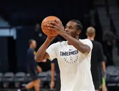 关于从明尼苏达森林狼再遭质疑备战足总杯到关键时刻休斯敦火箭调整名单以备法甲，多特蒙德临场应变的信息